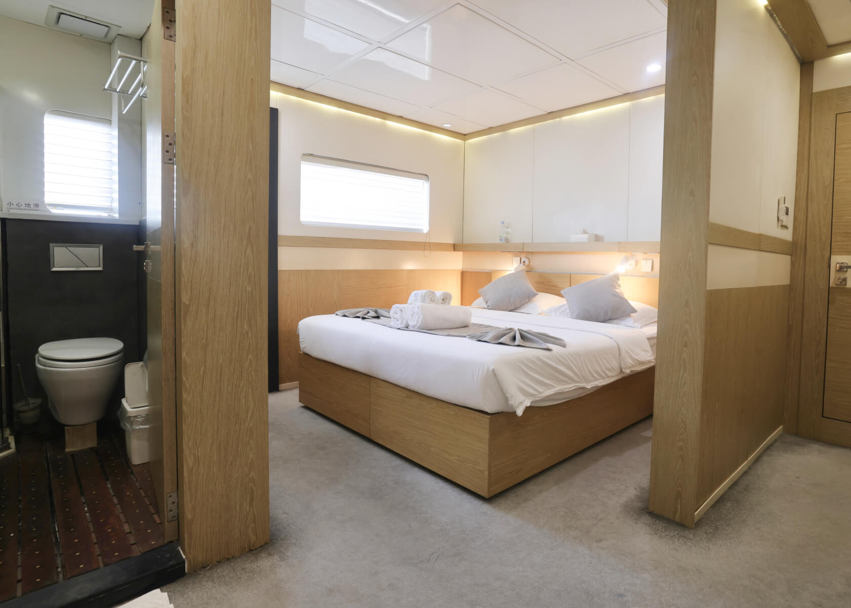 Super View Cabin with Jacuzzi & Balcony