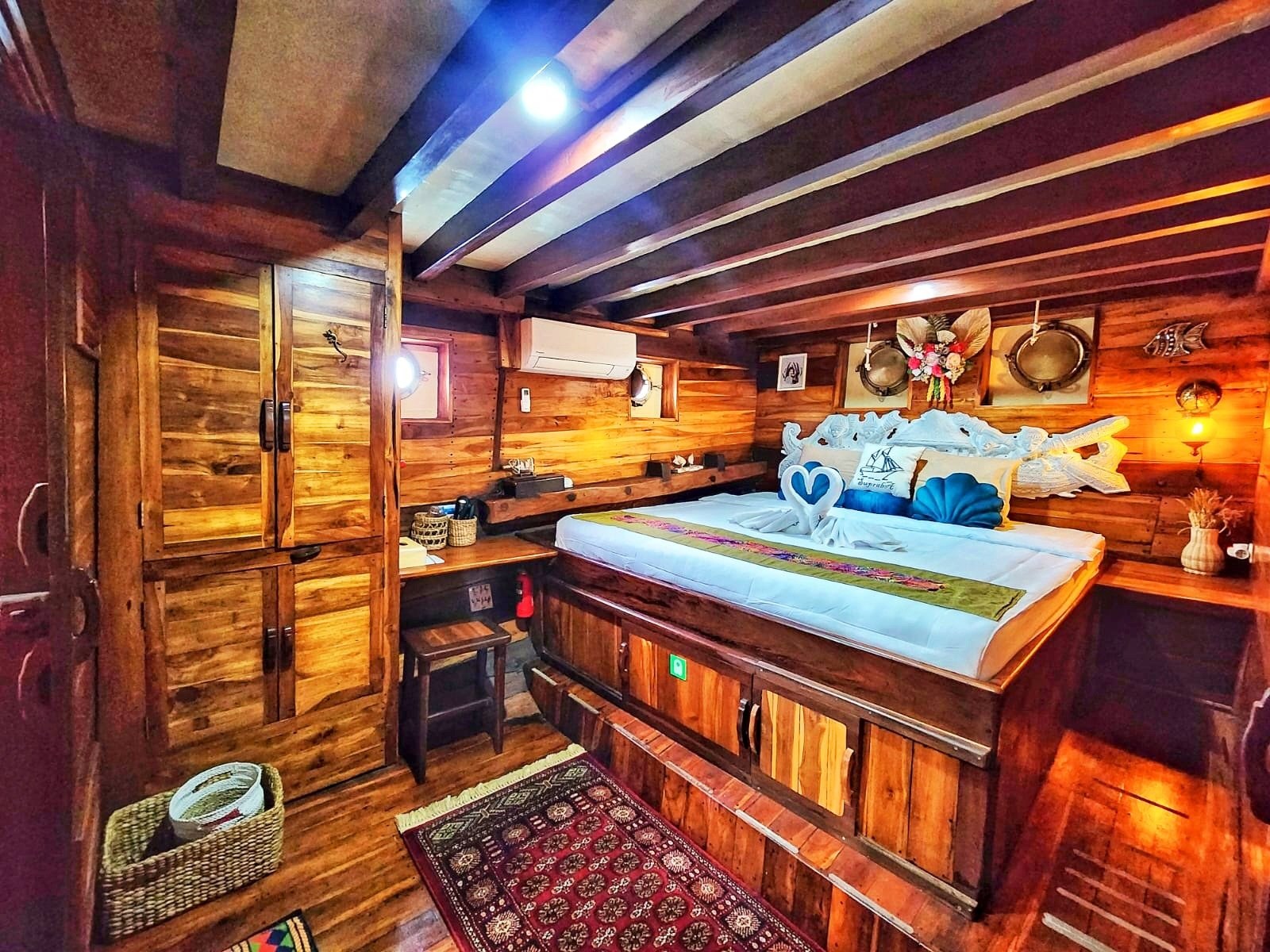 Master Cabin Wisnu (queen bed)